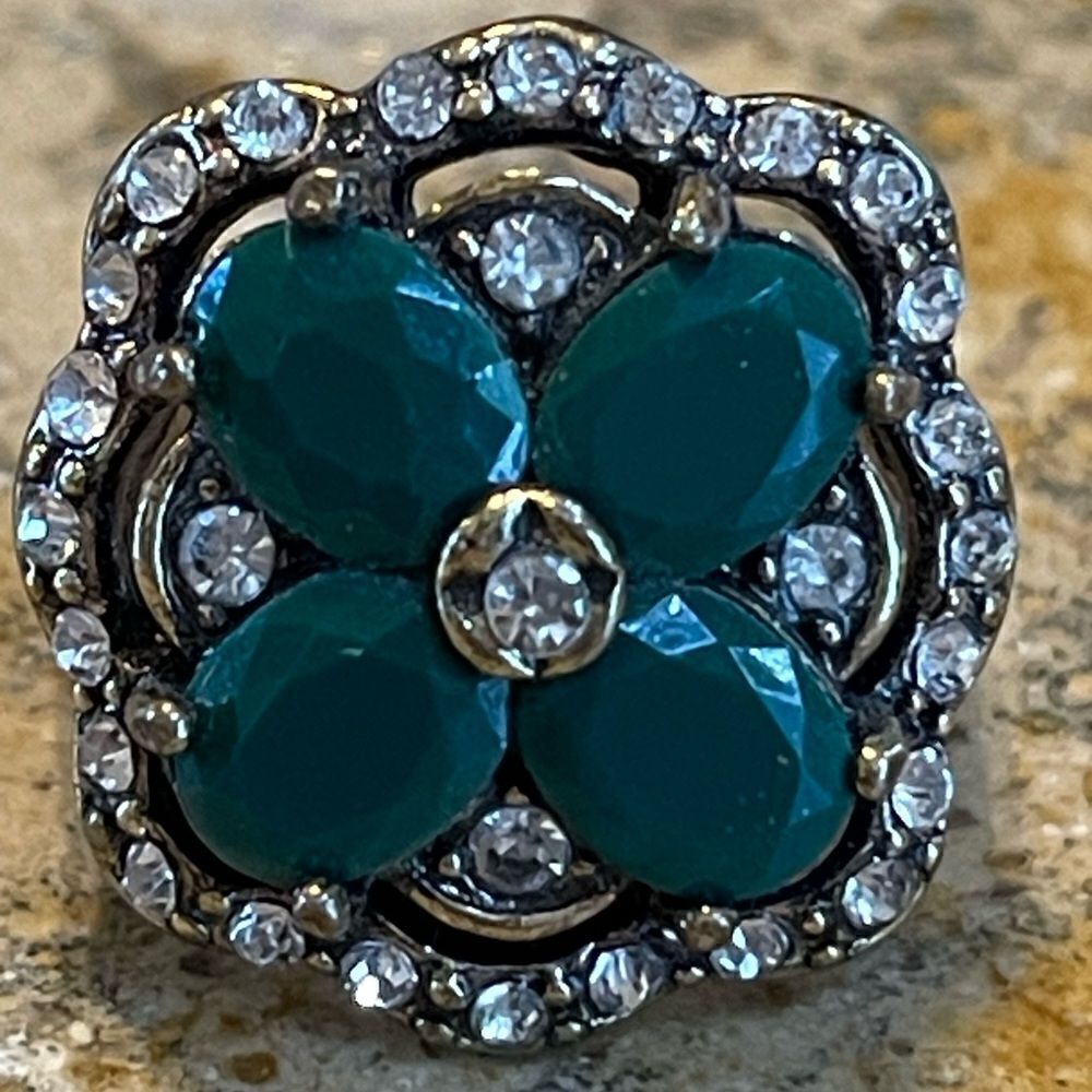 Costume jewelry brass tone ring size 8